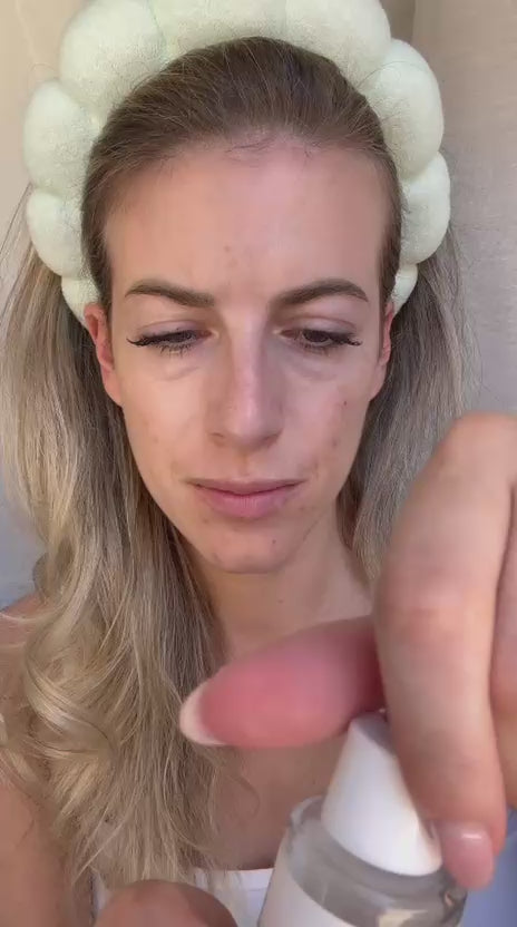 Elena applica il N°1 Siero Viso PDRN ELAXO